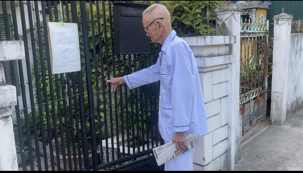 Nhà báo 97 tuổi ở Huḗ hàng ngày cần mẫn viḗt bài, lấy nhuận bút nuȏi sinh viȇn nghèo1