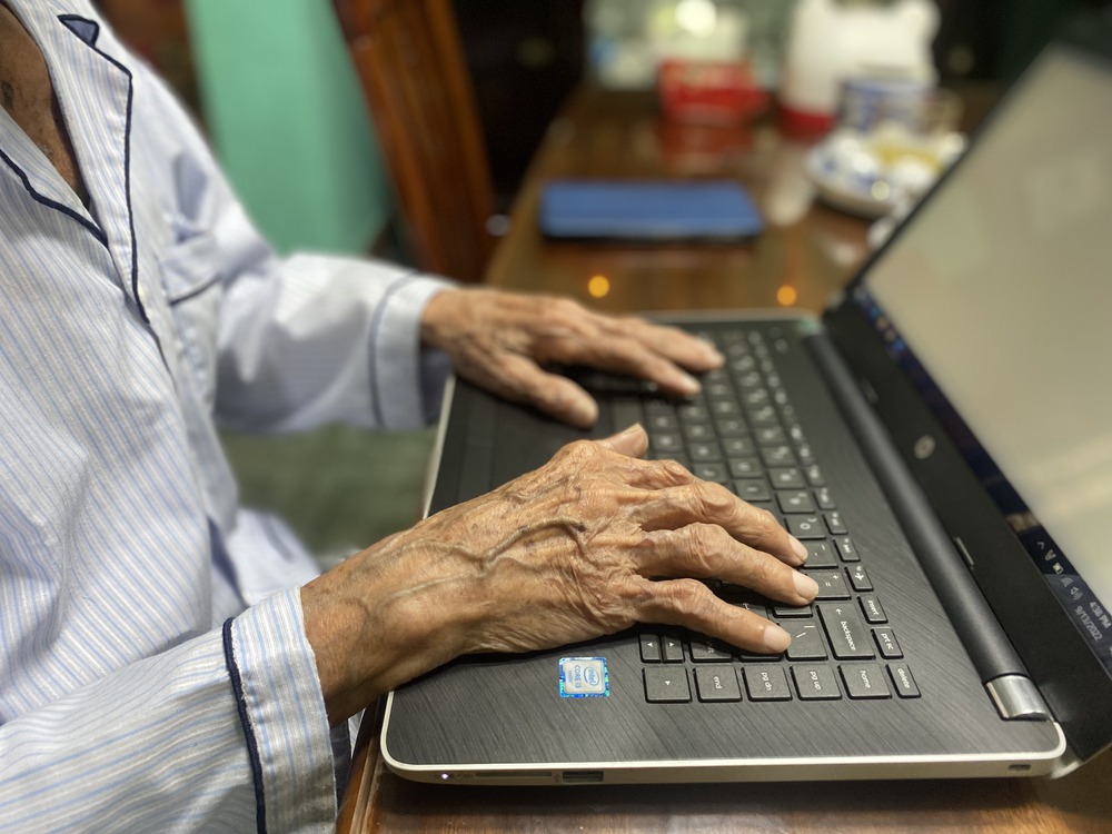 Nhà báo 97 tuổi ở Huḗ hàng ngày cần mẫn viḗt bài, lấy nhuận bút nuȏi sinh viȇn nghèo2