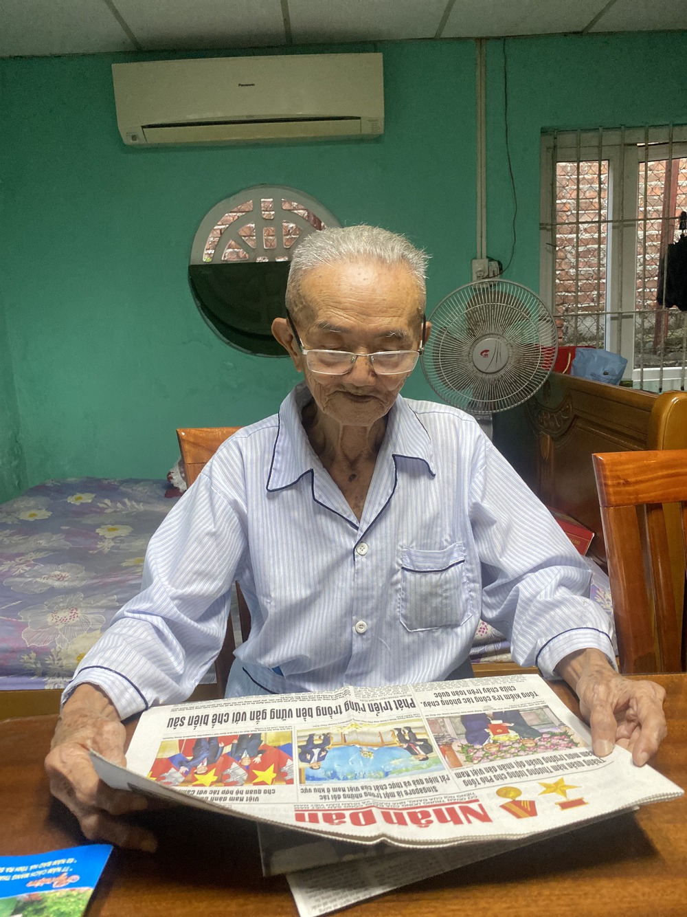 Nhà báo 97 tuổi ở Huḗ hàng ngày cần mẫn viḗt bài, lấy nhuận bút nuȏi sinh viȇn nghèo3