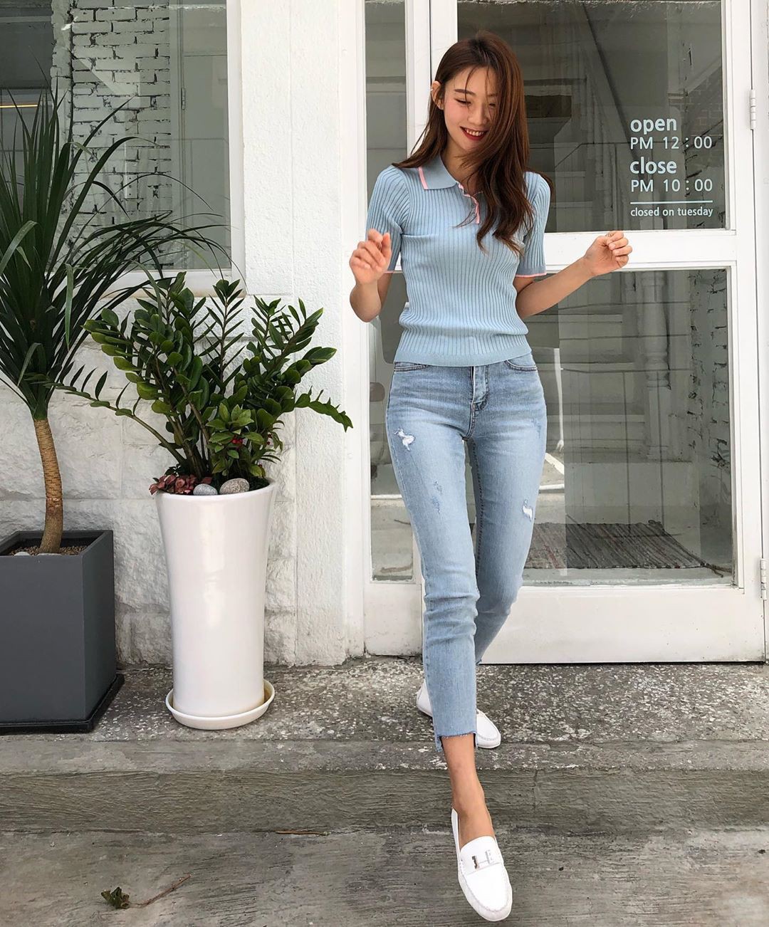 Muốn mặc đẹp hãy tham khảo 15 bộ đồ từ street style châu Á dưới đây, với rất nhiều gợi ý váy áo thô/đũi mát mẻ - Ảnh 5.