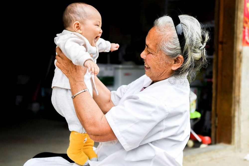  Ông bà luôn dành cho cháu tình yêu thương vô điều kiện. (Ảnh minh họa: Pinterest)