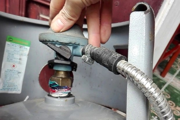 Nhà dùng bếp gas phải biết việc làm chỉ với một cây tăm này: Có thể giúp giảm kha khá” tiền gas một năm-4