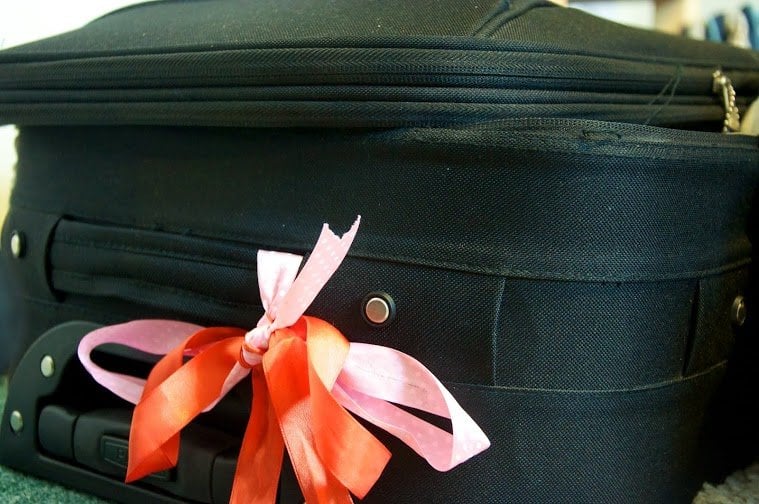 Lợi ích của việc buộc ruy băng lên vali ký gửi khi đi máy bay