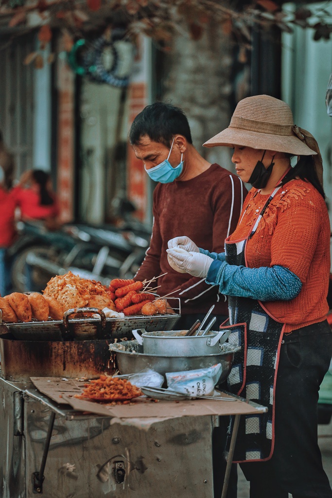 Hình ảnh người mẹ già tần tảo lo cho con 14