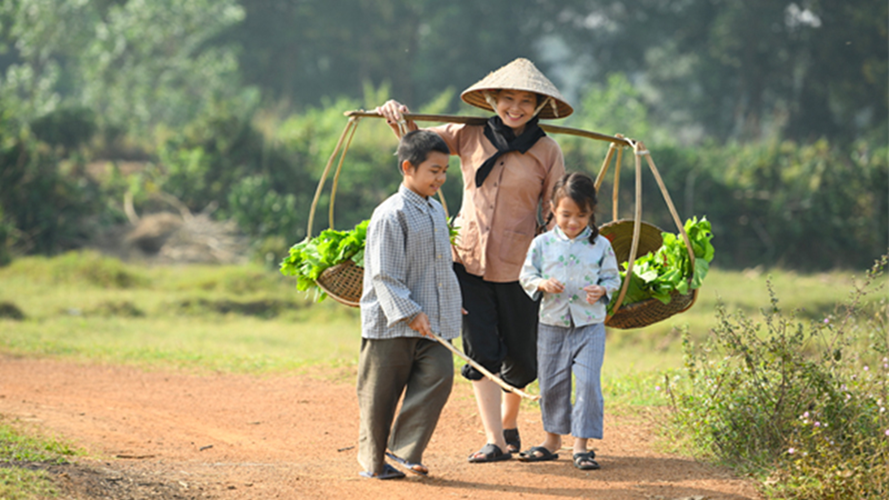 Hình ảnh người mẹ già tần tảo lo cho con 15