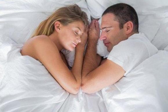 tư thế ngủ tốt cho sức khỏe, tư thế ngủ của vợ chồng, Năm tư thế ngủ cho các cặp vợ chồng,