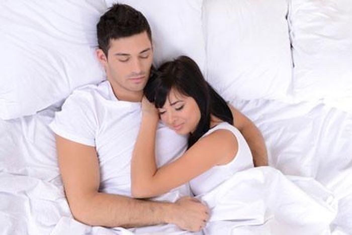 2 tư thế ngủ cực kỳ nguy hiểm mà cặp vợ chồng nào cũng mắc phải - Báo Kiến Thức