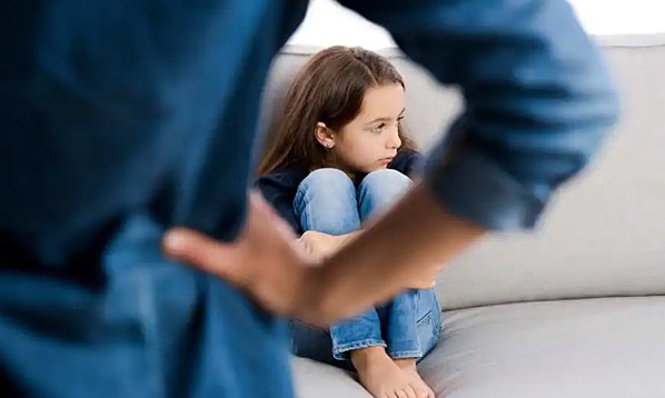 Một trong những hậu quả có khả năng xảy ra ᵭó là khi trẻ bị cha mẹ la mắng thường xuyên sẽ rơi vào trạng thái trầm cảm. Ảnh minh họa