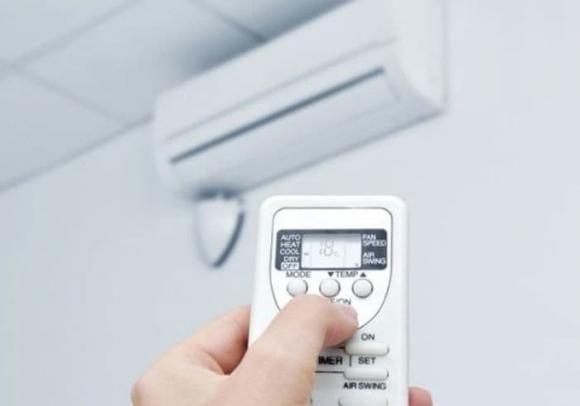 Do ᵭó, ᵭể ᵭảm bảo hiệu suất làm mát, người dùng cần thường xuyên vệ sinh cả cục nóng và dàn lạnh của máy ᵭiḕu hòa. 
