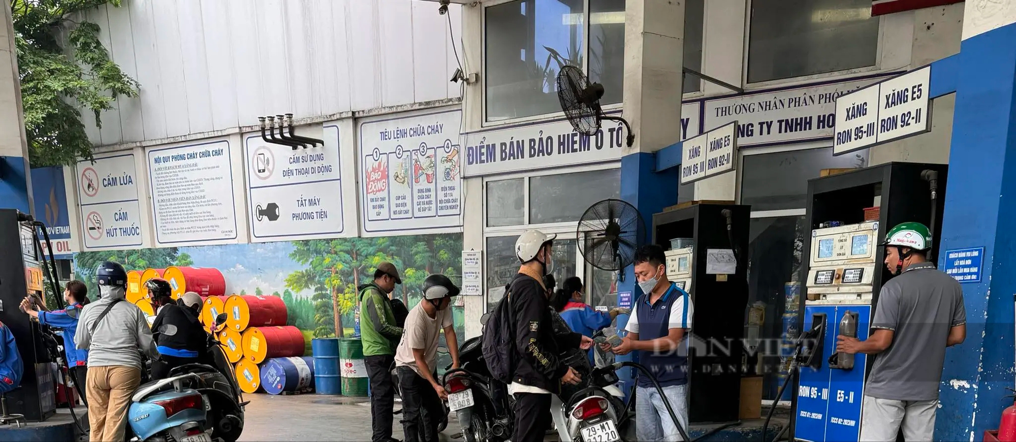 Thanh toán không dùng tiền mặt ở cây xăng: "Nghịch lý" cấm dùng điện thoại nhưng lại cho quét mã QR (Bài 1)- Ảnh 1.