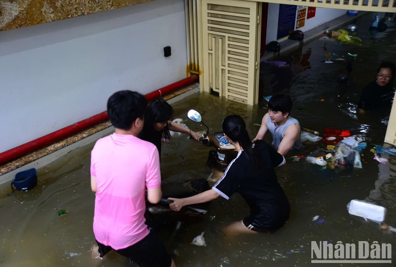 Người phụ nữ bật khóc, bàng hoàng vì suýt chết đuối trong hầm chung cư mini ở Hà Nội - Ảnh 4