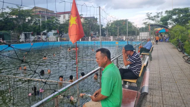 Hà Nội: Người dân góp tiền tỉ cải tạo ao làng thành bể bơi cho trẻ - Ảnh 6.