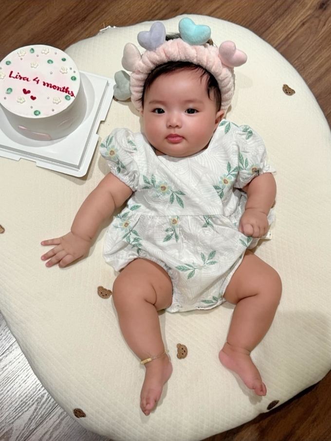 Lisa khi tròn 4 tháng tuổi. Lisa tên thật Thùy Linh, nặng 2,3 kg khi chào đời hôm 9/9 bằng phương pháp sinh mổ.