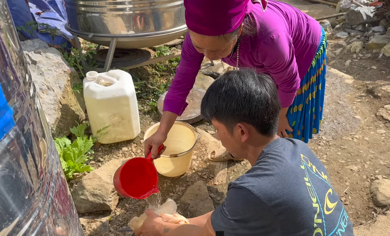 Chàng trai 25 lấy vợ 52 tuổi ở Hà Giang: Chồng từng bỏ đi khiến vợ buồn bã, hé lộ tình hình hiện tại- Ảnh 5.