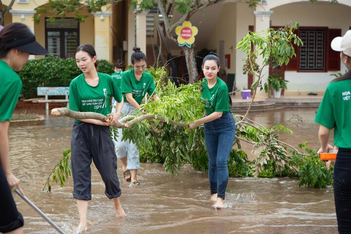 Thí sinh Hoa hậu Du lịch Việt Nam toàn cầu 2024 dọn dẹp cây đổ sau bão Yagi tại Hải Phòng.