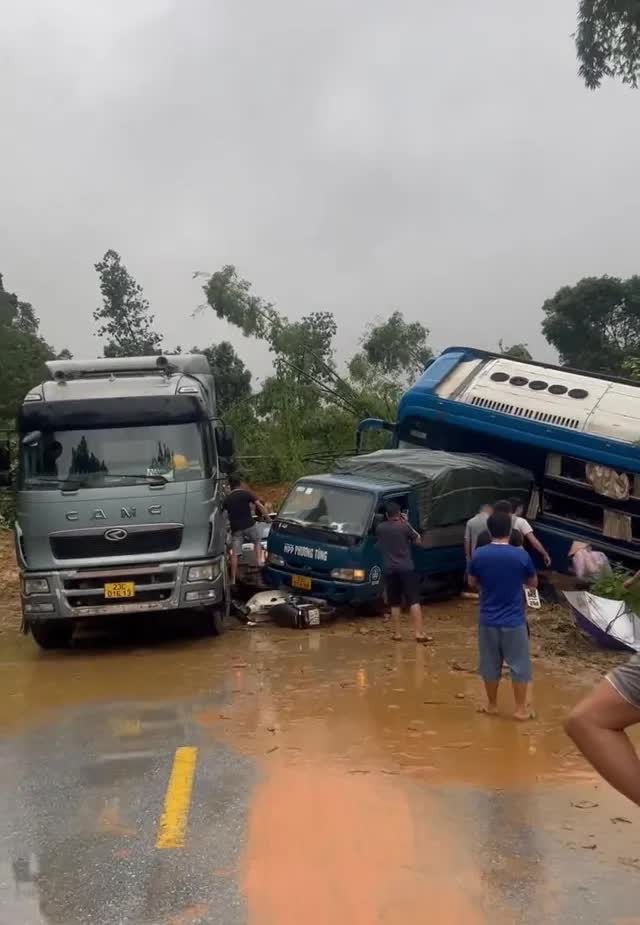 Hiện trường vụ sạt lở đất vùi lấp nhiều phương tiện giao thông tại Hà Giang- Ảnh 2.