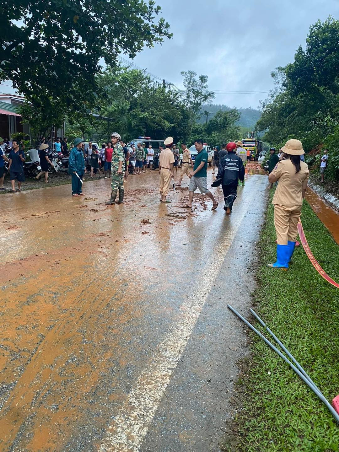 Vụ sạt lở trên quốc lộ ở Hà Giang: Tìm thấy thi thể người đàn ông mất tích khi đang livestream- Ảnh 2.