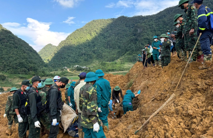 Hàng trăm người tìm kiếm người mất tích ở bản Lũng Lỳ, xã Ca Thành. Ảnh: Cao Bằng