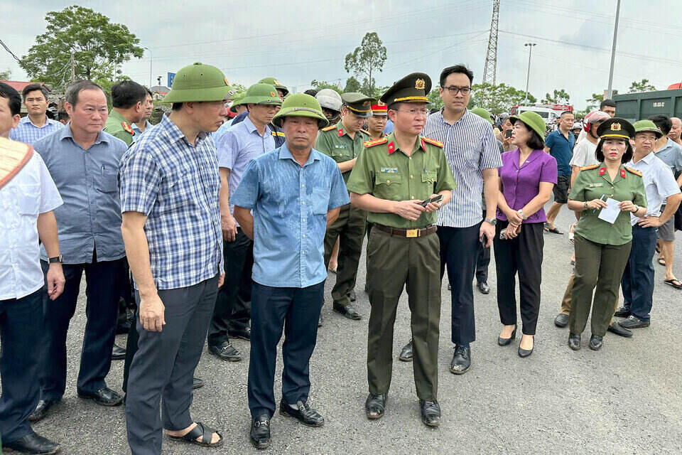 Chủ tịch UBND tỉnh Phú Thọ Bùi Văn Quang (hàng đầu, thứ 2 từ trái sang) có mặt tại hiện trường. 