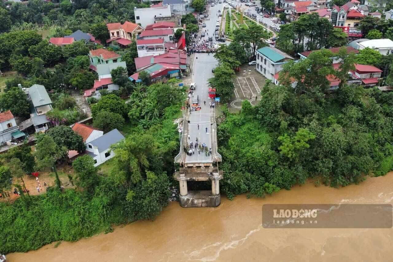 Mố cầu bị đổ sập cuốn theo dòng nước chảy siết. Ảnh: Tô Công.