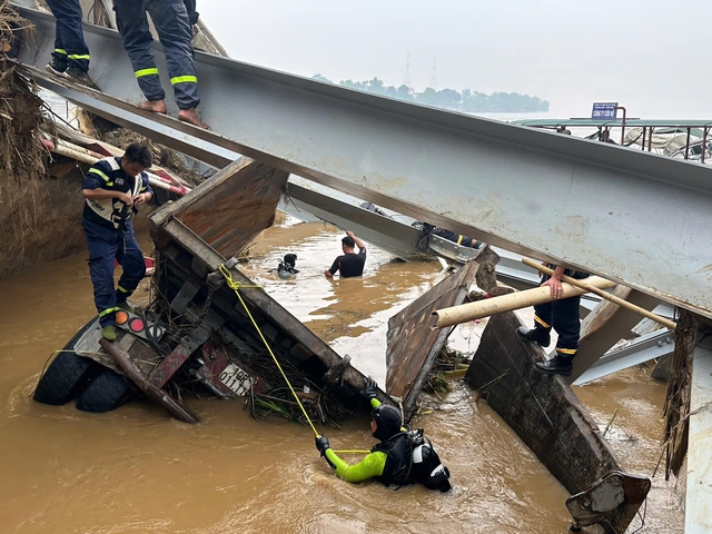 Đã tìm thấy thi thể 2 vợ chồng vụ sập cầu Phong Châu- Ảnh 1.