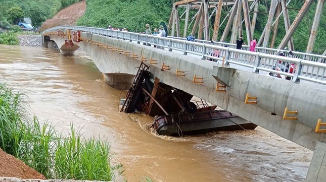 Hai tàu 'ma' dạt từ Trung Quốc va trúng nhiều cầu trên sông Hồng ảnh 1