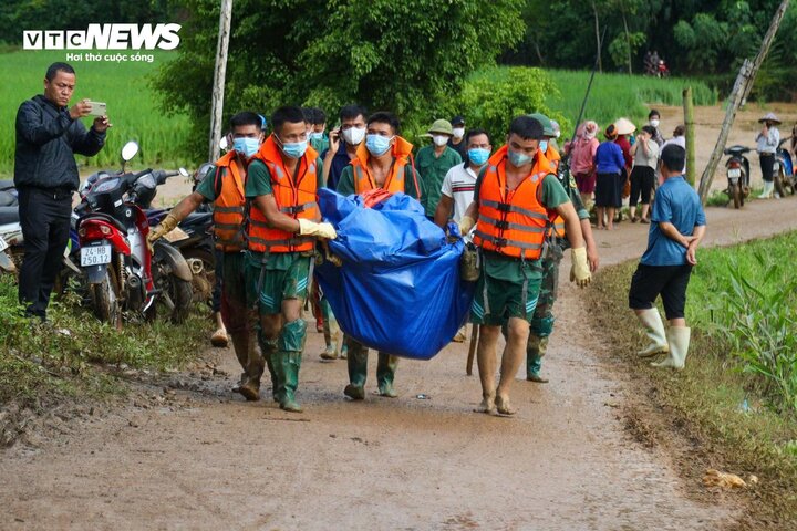 Lũ quét kinh hoàng ở Làng Nủ: Thi thể bé trai 1 tuổi được tìm thấy sau 12 ngày tìm kiếm- Ảnh 1.