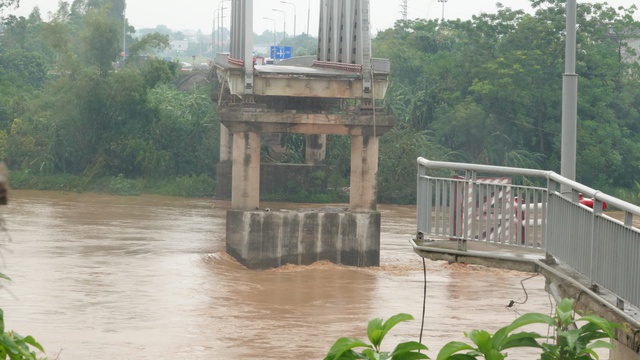 Người vợ trẻ khóc nức nở ngóng tin chồng sau vụ sập cầu Phong Châu: "Chồng cháu ở dưới đấy rồi, cháu biết làm sao..."- Ảnh 1.