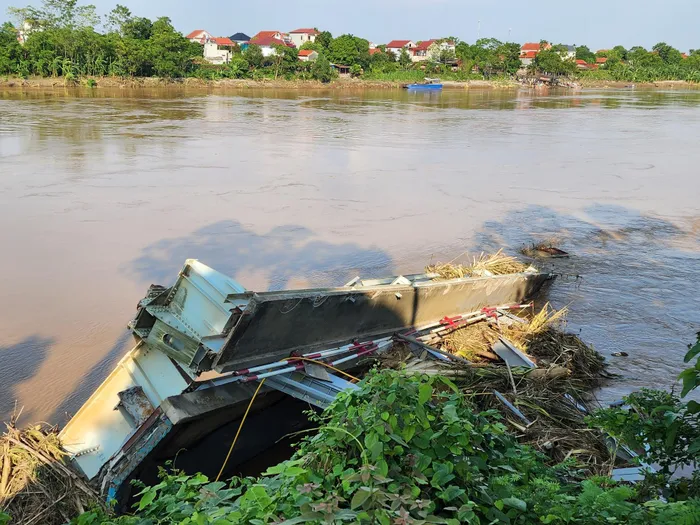 Hiện các lực lượng chức năng vẫn tích cực tìm kiếm các nạn nhân trong vụ sập cầu.