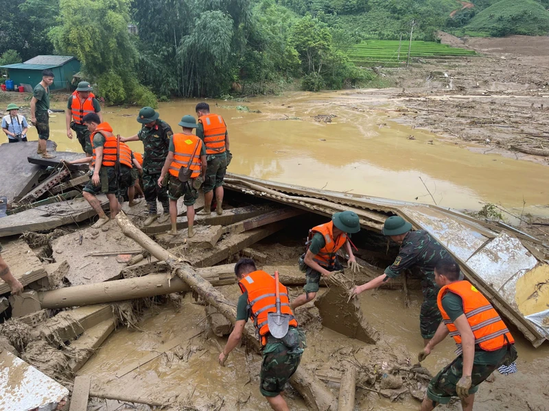 Nỗ lực tìm kiếm các nạn nhân trong vụ lũ quét tại thôn Làng Nủ, Lào Cai.