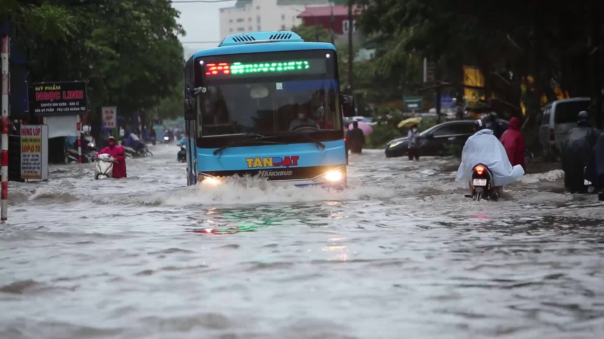 Nước sông Nhuệ tràn lên làm ngập đường Cầu Bươu và nhà dân