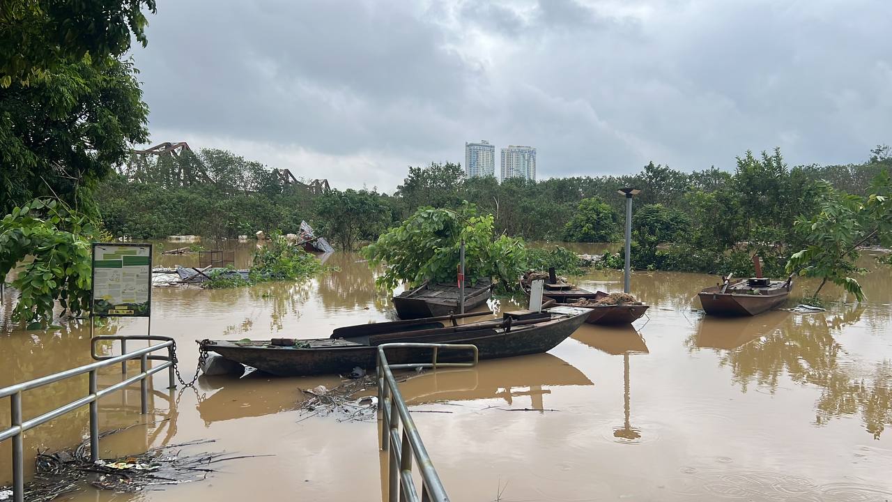 Trưa 10/9, Hà Nội báo động lũ khẩn cấp; Phong toả toà nhà 3 tầng bị nghiêng gần hồ Hoàn Kiếm- Ảnh 11.