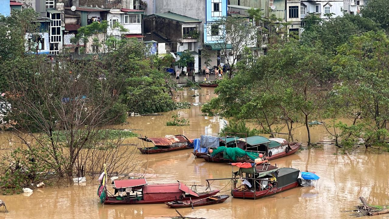 Trưa 10/9, Hà Nội báo động lũ khẩn cấp; Phong toả toà nhà 3 tầng bị nghiêng gần hồ Hoàn Kiếm- Ảnh 9.