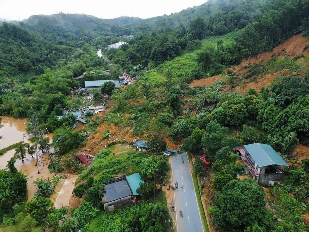 Vụ sạt lở vùi lấp nhiều nhà ở Hà Giang: Cháu bé lớp 5 chưa thoát được ra ngoài- Ảnh 1.