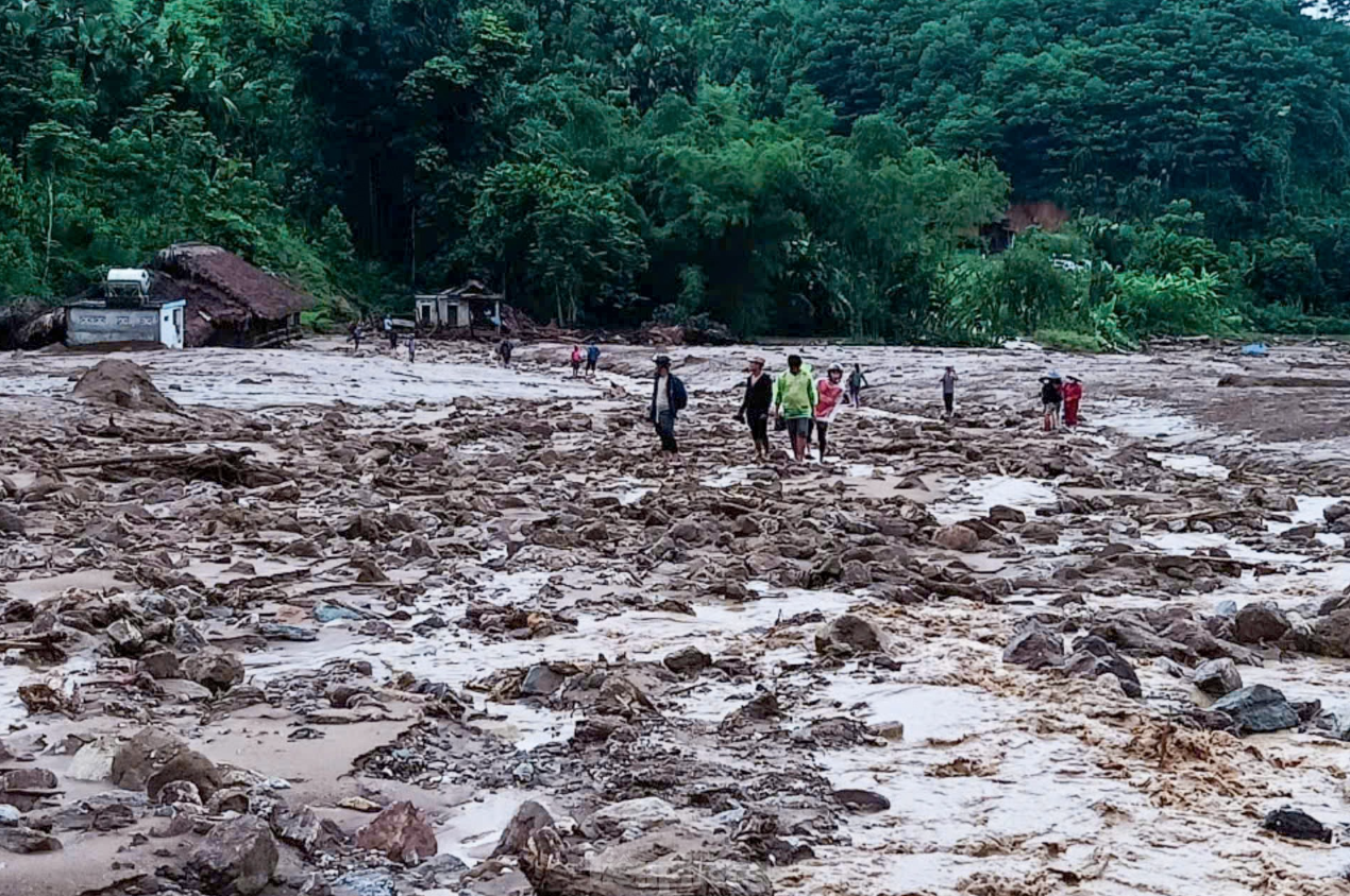 Tìm thấy thi thể bé trai 1 tuổi ở Làng Nủ: "Sau 12 ngày, con tôi đã được gặp mẹ, bà và hai chị rồi"- Ảnh 2.