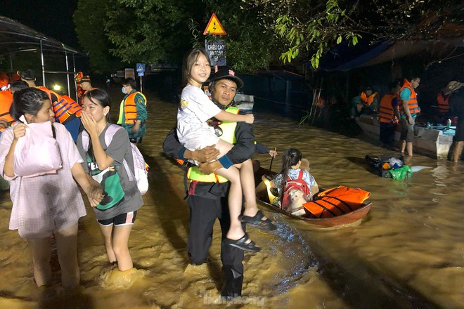 Xuyên đêm cứu hộ người dân ở vùng lũ lụt Thái Nguyên- Ảnh 15.