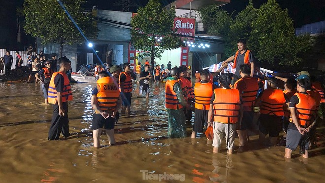 Xuyên đêm cứu hộ người dân ở vùng lũ lụt Thái Nguyên- Ảnh 9.