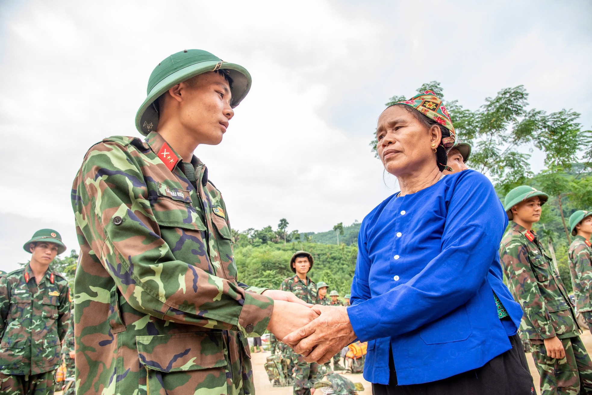 Bịn rịn chia tay Làng Nủ , 400 lính trở về đơn vị - Ảnh 13.