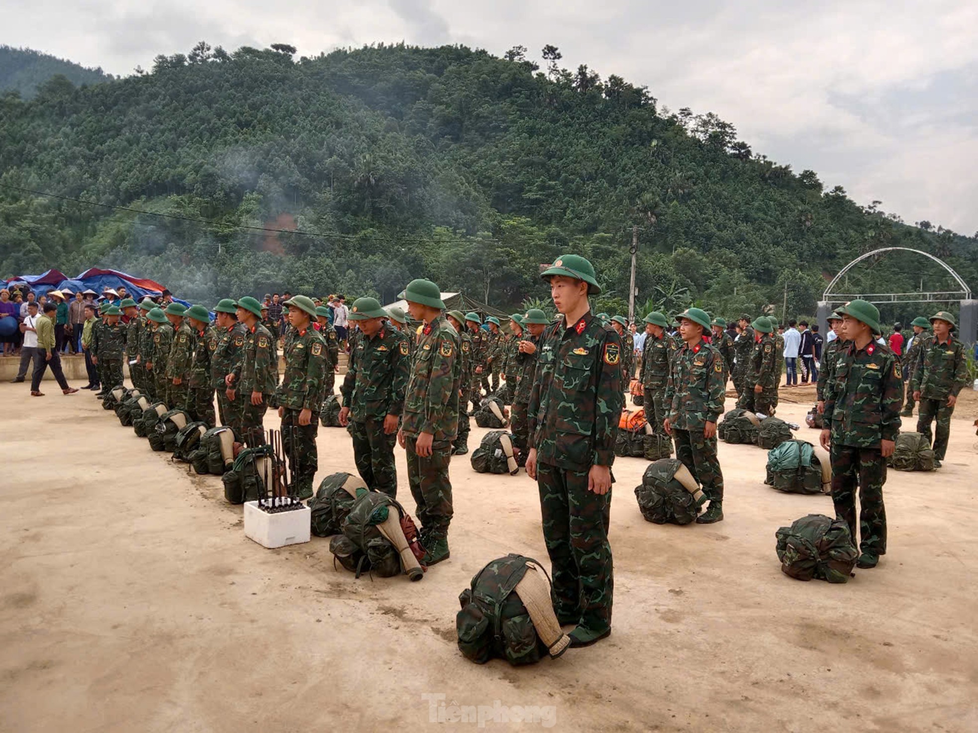 Bịn rịn chia tay Làng Nủ , 400 lính trở về đơn vị - Ảnh 3.