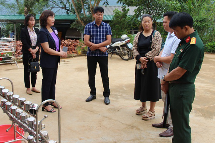 Phó Chủ tịch UBND huyện Mù Cang Chải Lương Thị Xuyến kiểm tra các chế độ chính sách tại điểm trường Màng Mủ. (Ảnh: Trang thông tin điện tử huyện Mù Cang Chải)