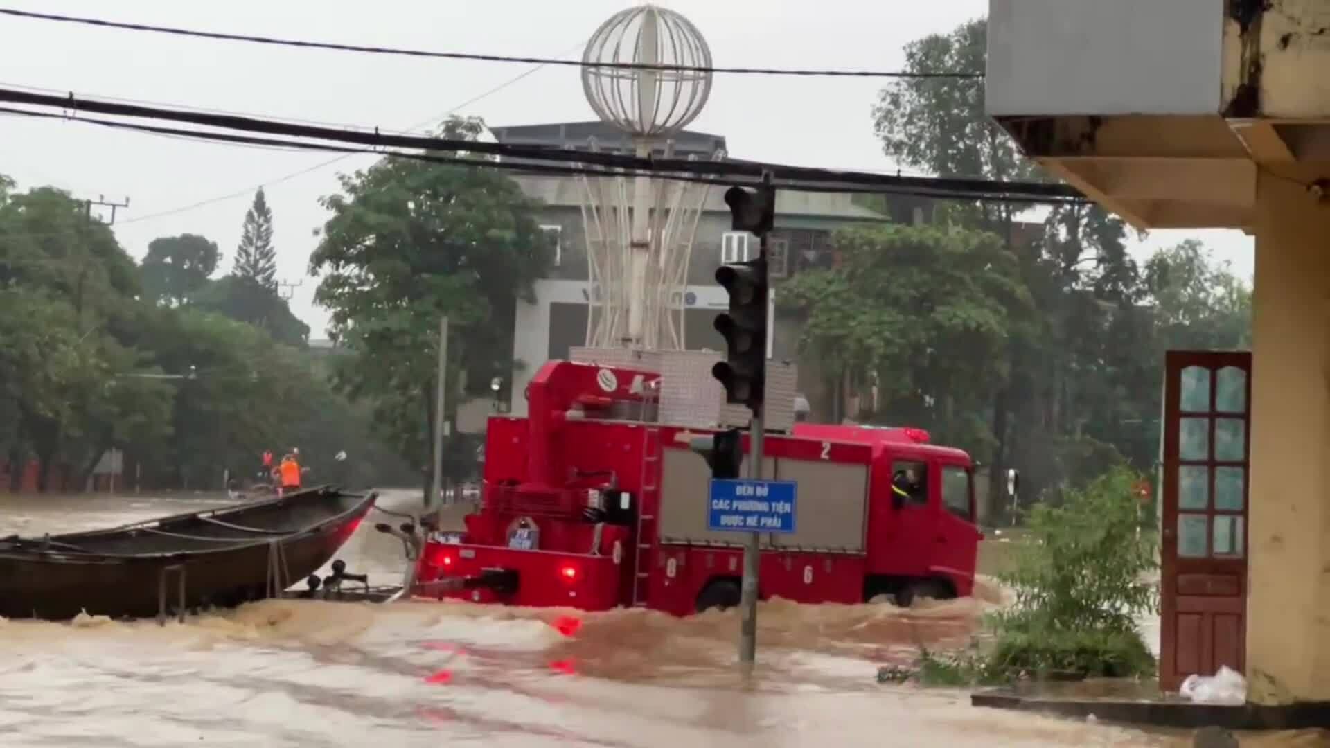 Vượt lũ tiếp đồ ăn, chuyển người dân khỏi vùng ngập 2 mét