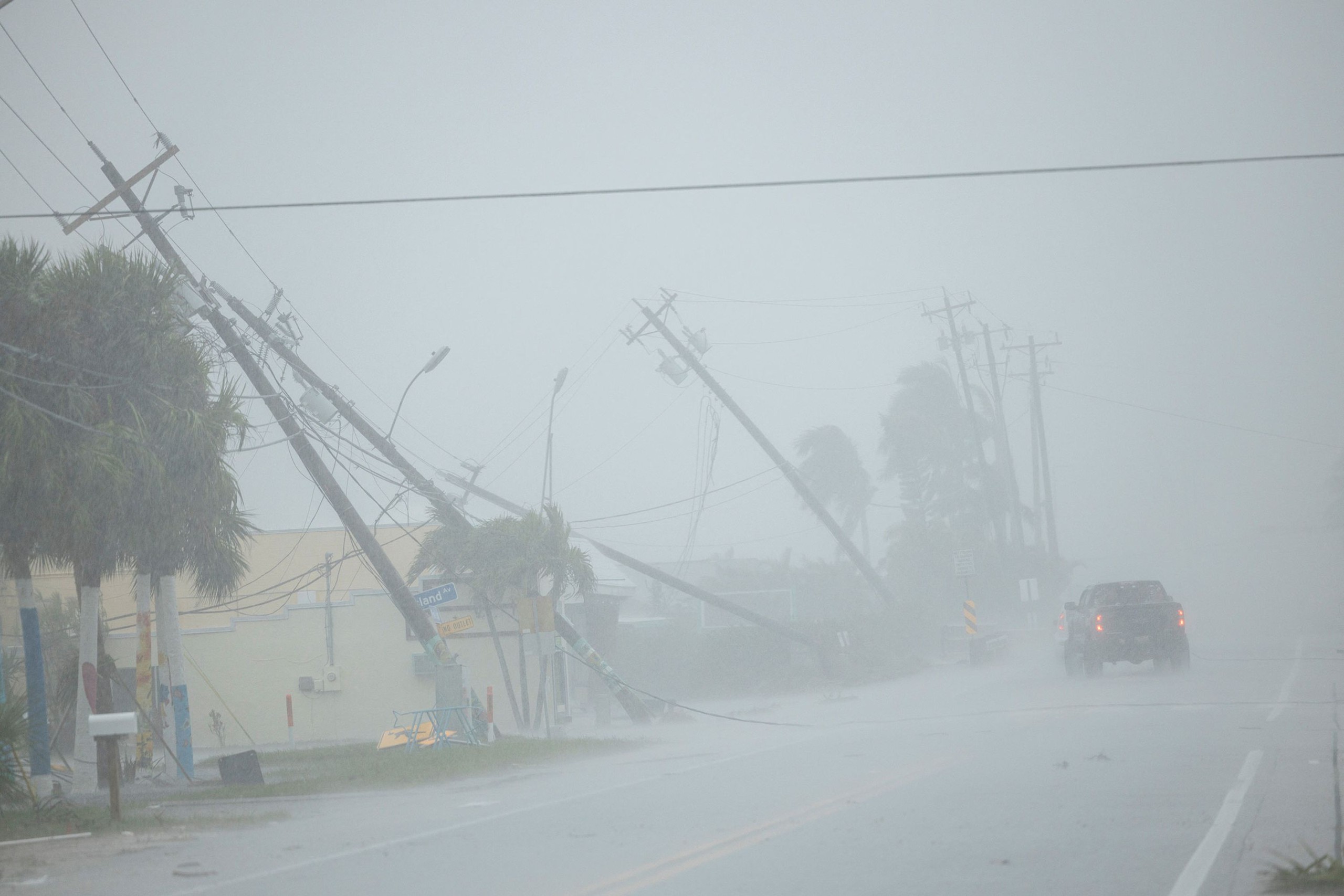 CẬP NHẬT siêu bão Milton đã chính thức đổ bộ Florida (Mỹ): Mưa lớn "1.000 năm 1 lần" xuất hiện, đã có những thương vong đầu tiên- Ảnh 7.