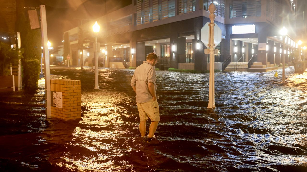 CẬP NHẬT siêu bão Milton đã chính thức đổ bộ Florida (Mỹ): Mưa lớn "1.000 năm 1 lần" xuất hiện, đã có những thương vong đầu tiên- Ảnh 4.