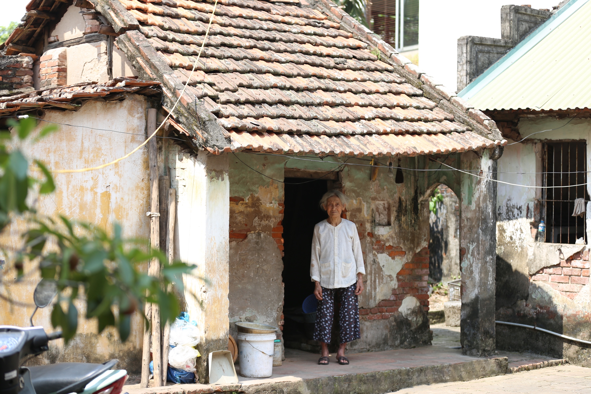 Cụ bà sống một mình trong căn nhà cổ 80 năm tuổi ở Hà Nội, khiến cư dân trên cao nhìn xuống 'chỉ biết ước' vì điều này! - 12