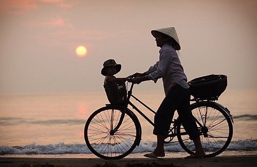 Dù quên rất nhiều thứ nhưng những ngày thơ bé của anh, mẹ đều nhớ rất rõ. (hình minh hoạ)