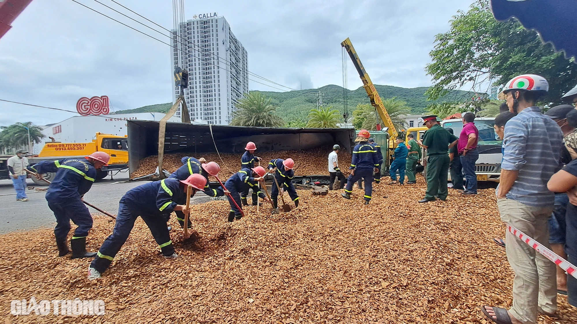 Ám ảnh hiện trường vụ lật xe tải chở dăm gỗ khiến 3 người tử vong tại Quy Nhơn- Ảnh 4.