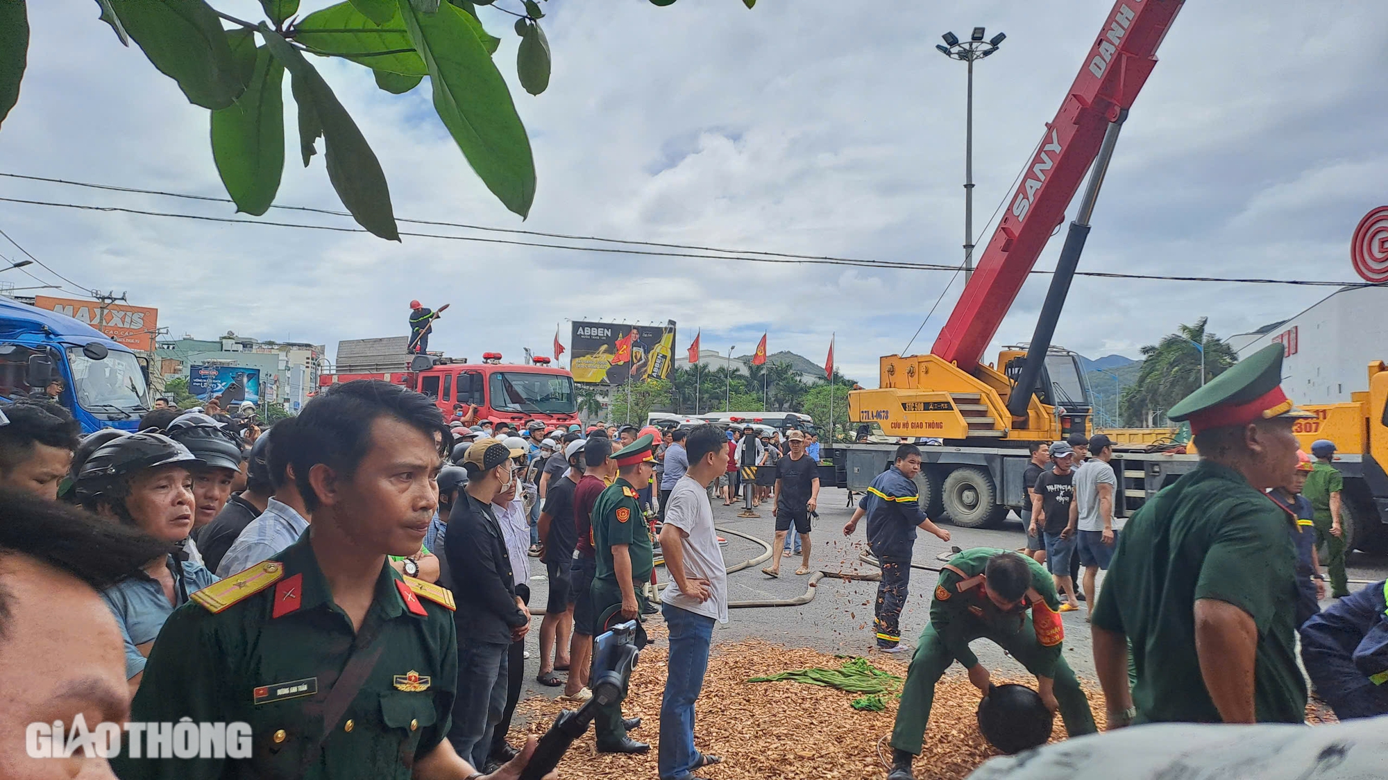 Ám ảnh hiện trường vụ lật xe tải chở dăm gỗ khiến 3 người tử vong tại Quy Nhơn- Ảnh 6.