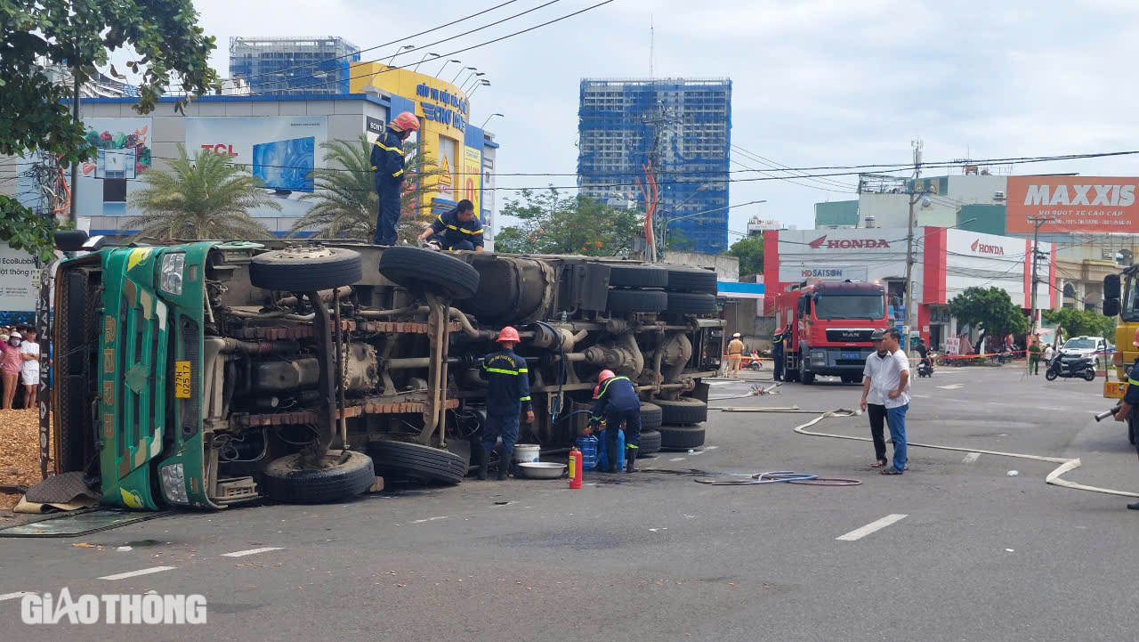 Ám ảnh hiện trường vụ lật xe tải chở dăm gỗ khiến 3 người tử vong tại Quy Nhơn- Ảnh 5.