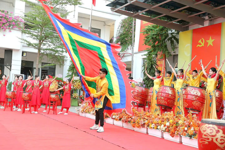 Con tôi phải 'trả giá' khi mẹ góp ý với ban phụ huynh chuyện chi tiền - Ảnh 1.