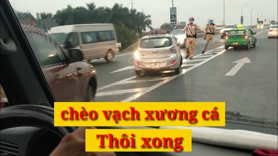 Theo quy định của Luật Giao thông đường bộ thì “vạch xương cá” chính thức có tên gọi là vạch kênh hóa.